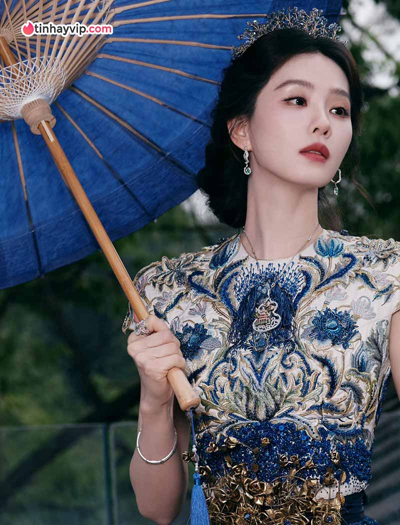 Lưu Thi Thi gây chú ý khi xuất hiện tại Hồ Gươm, Hà Nội