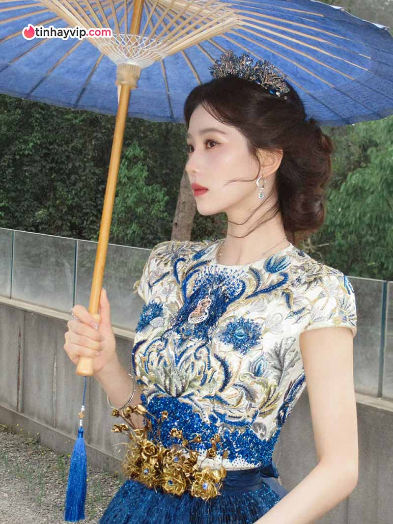 Lưu Thi Thi gây chú ý khi xuất hiện tại Hồ Gươm, Hà Nội