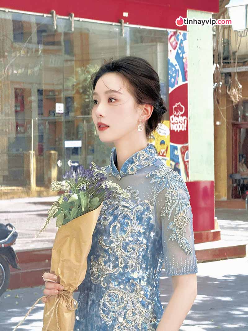 Lưu Thi Thi gây chú ý khi xuất hiện tại Hồ Gươm, Hà Nội