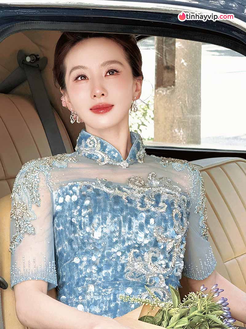 Lưu Thi Thi gây chú ý khi xuất hiện tại Hồ Gươm, Hà Nội