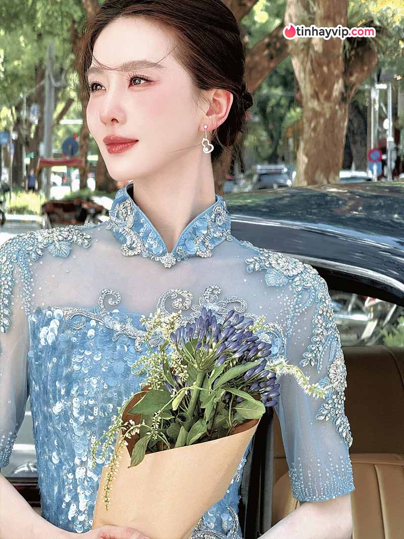 Lưu Thi Thi gây chú ý khi xuất hiện tại Hồ Gươm, Hà Nội