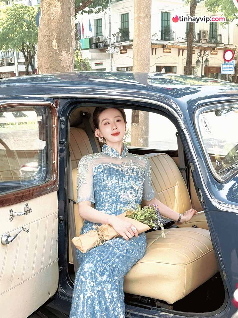 Lưu Thi Thi gây chú ý khi xuất hiện tại Hồ Gươm, Hà Nội