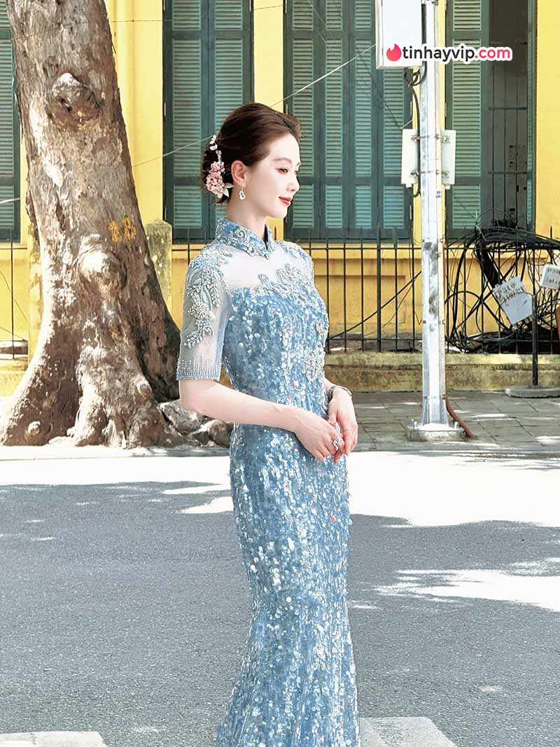 Lưu Thi Thi gây chú ý khi xuất hiện tại Hồ Gươm, Hà Nội