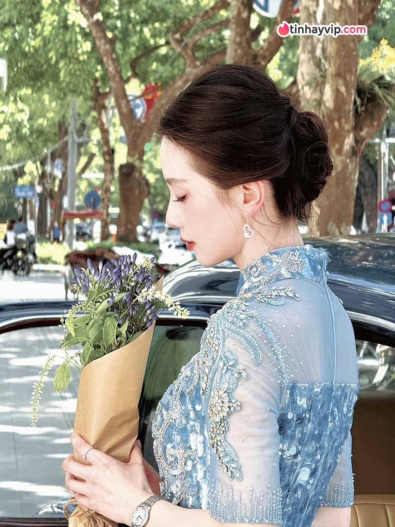 Lưu Thi Thi gây chú ý khi xuất hiện tại Hồ Gươm, Hà Nội