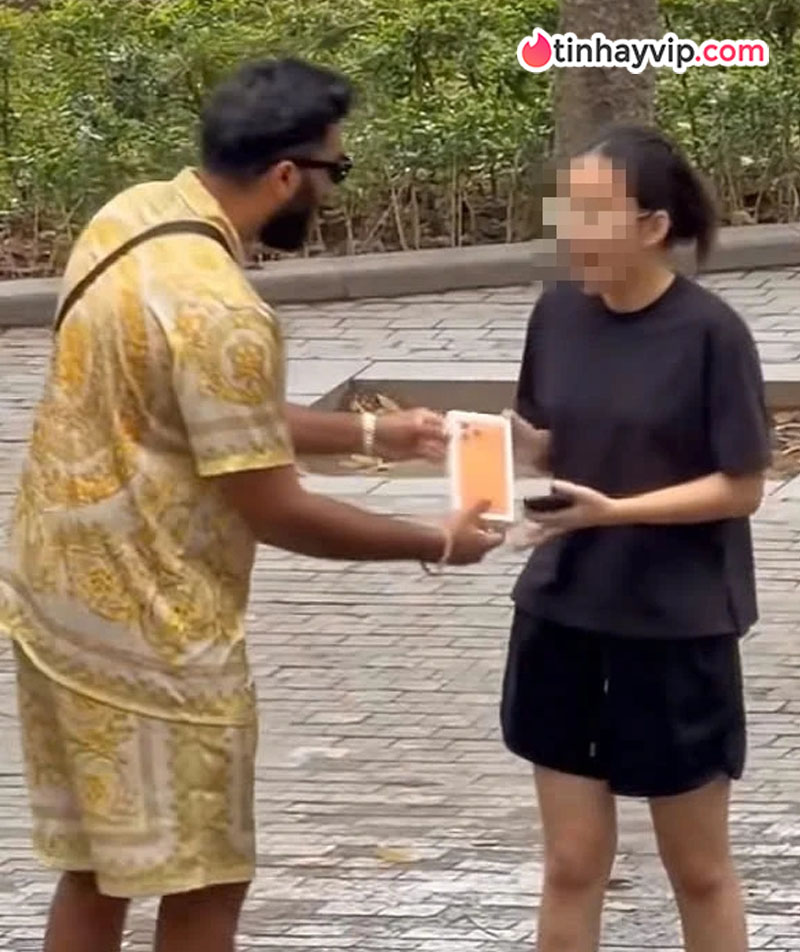 Master Sanker là ai mà gây xôn xao dư luận vì clip tặng iPhone ở Hồ Gươm?