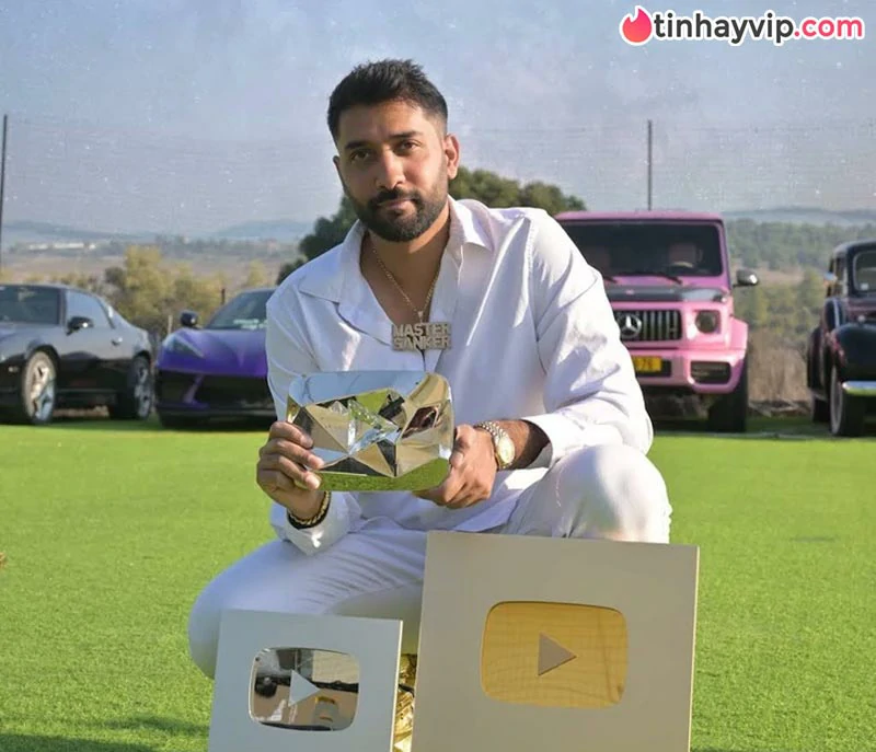 Master Sanker là ai mà gây xôn xao dư luận vì clip tặng iPhone ở Hồ Gươm?