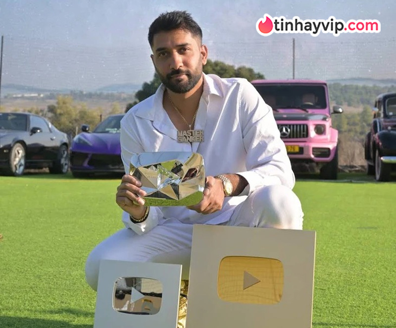 Master Sanker là ai mà gây xôn xao dư luận vì clip tặng iPhone ở Hồ Gươm?