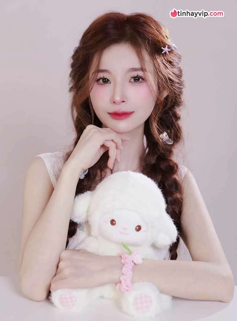 Mèo 2k4 gây ấn tượng với diện mạo nữ thần đầy lôi cuốn