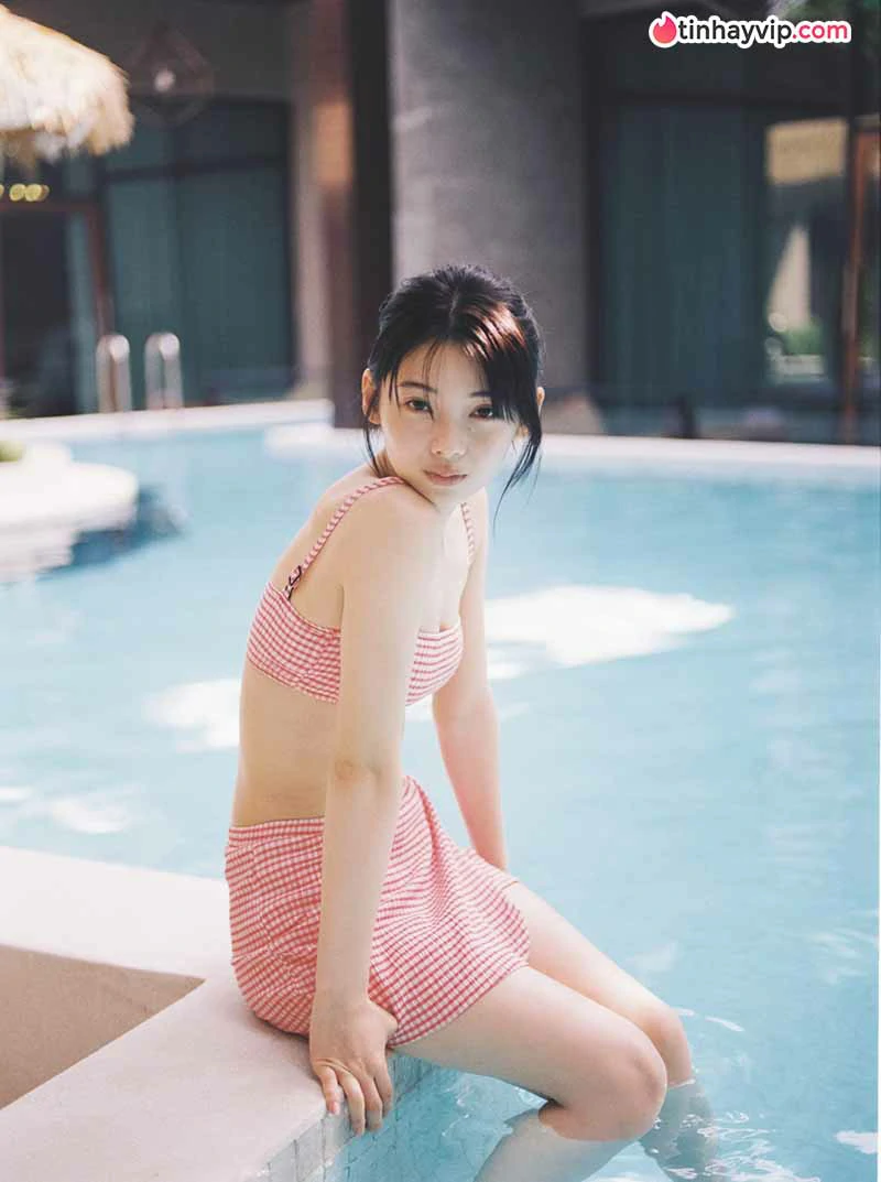 Minami Kotona tung ảnh bikini tuổi 19 đầy trong trẻo