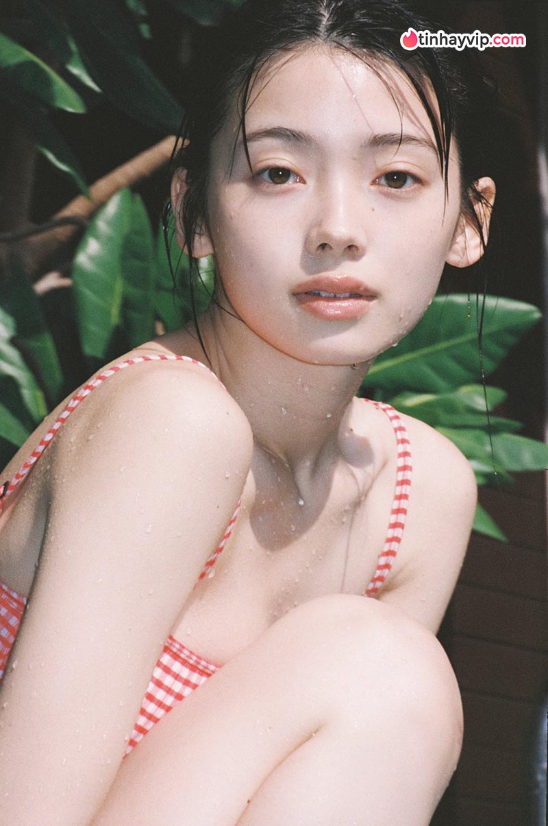 Minami Kotona tung ảnh bikini tuổi 19 đầy trong trẻo