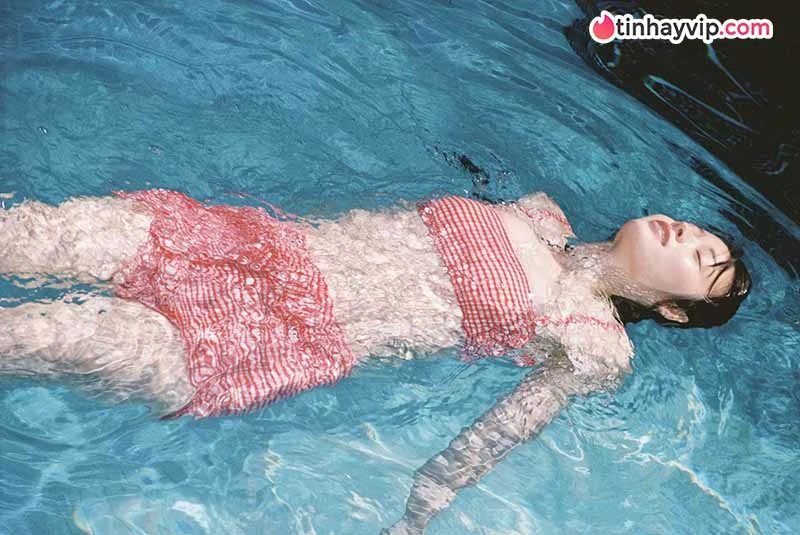 Minami Kotona tung ảnh bikini tuổi 19 đầy trong trẻo