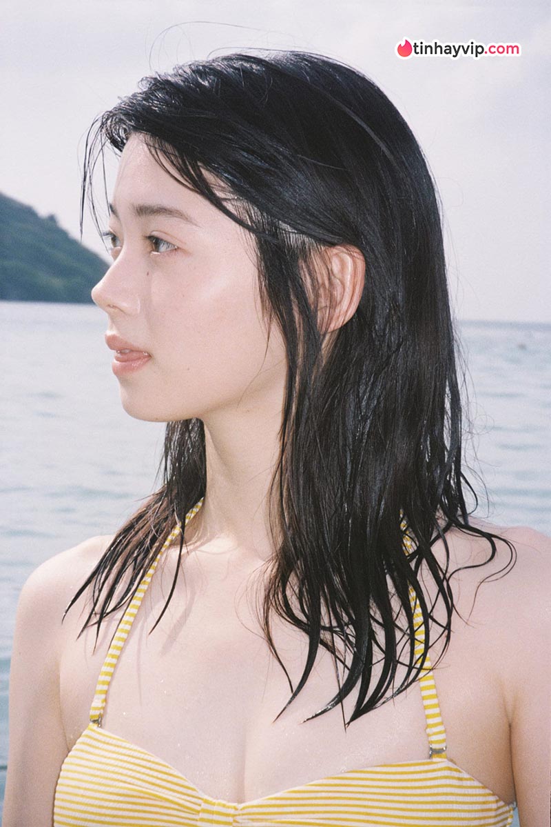 Minami Kotona tung ảnh bikini tuổi 19 đầy trong trẻo