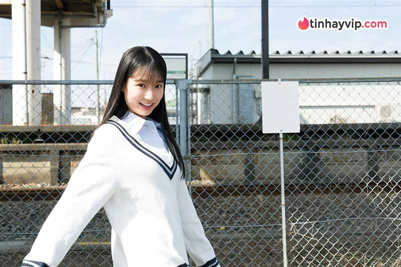 Momota Shiori: Mỹ nhân 18 tuổi gây bão với vóc dáng nữ thần