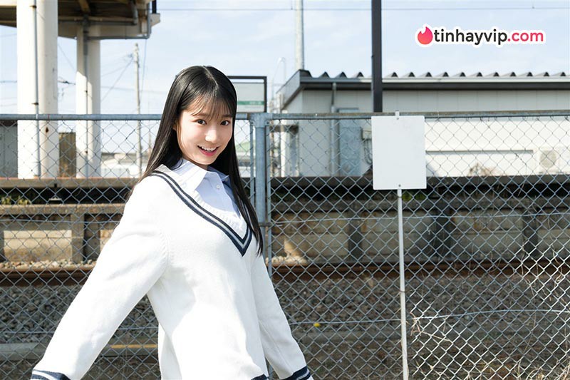 Momota Shiori: Mỹ nhân 18 tuổi gây bão với vóc dáng nữ thần