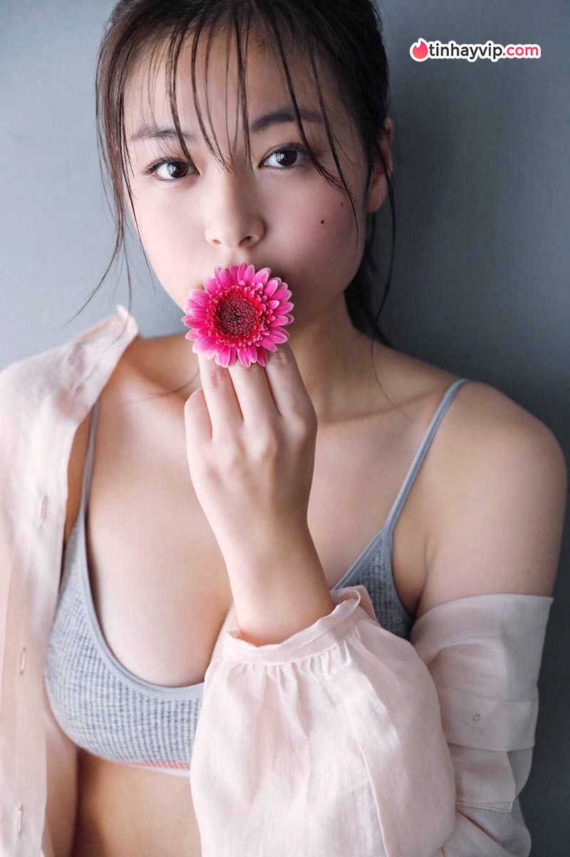 Rino Wanouchi khoe body rực lửa trên bìa tạp chí lớn