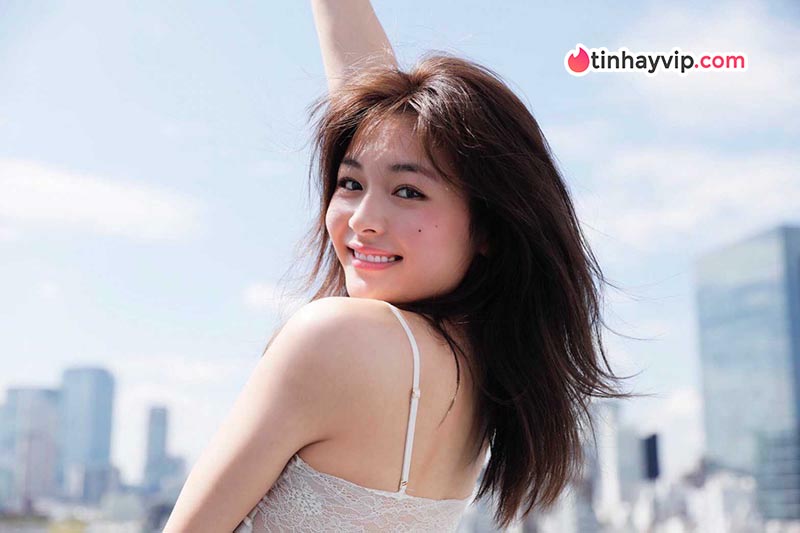 Rino Wanouchi khoe body rực lửa trên bìa tạp chí lớn
