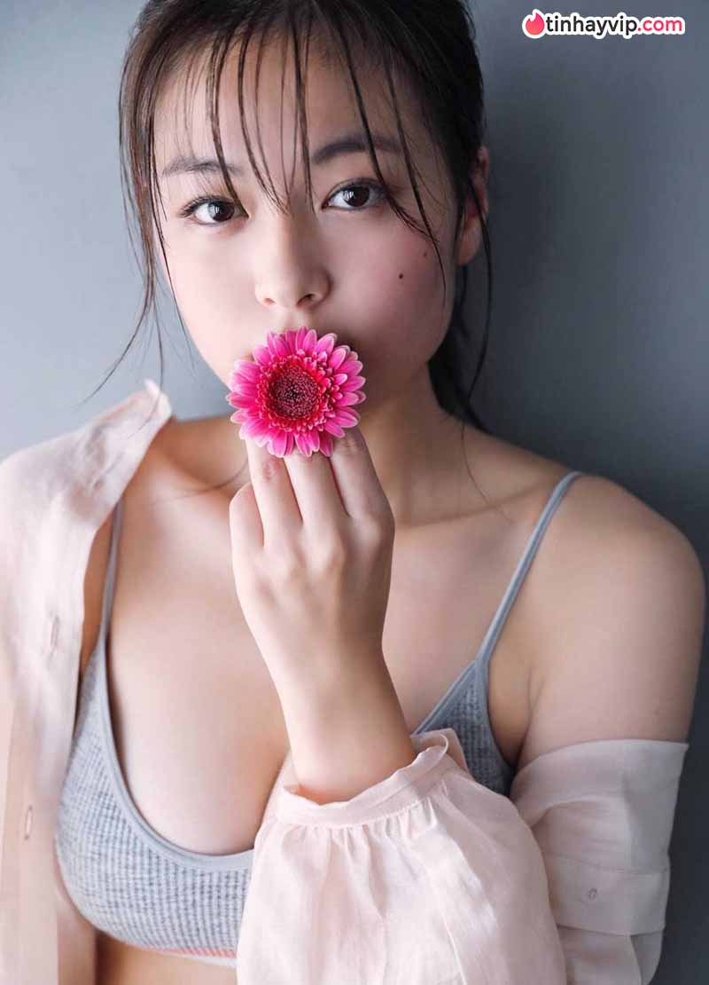 Rino Wauchi khoe body rực lửa trên bìa tạp chí lớn