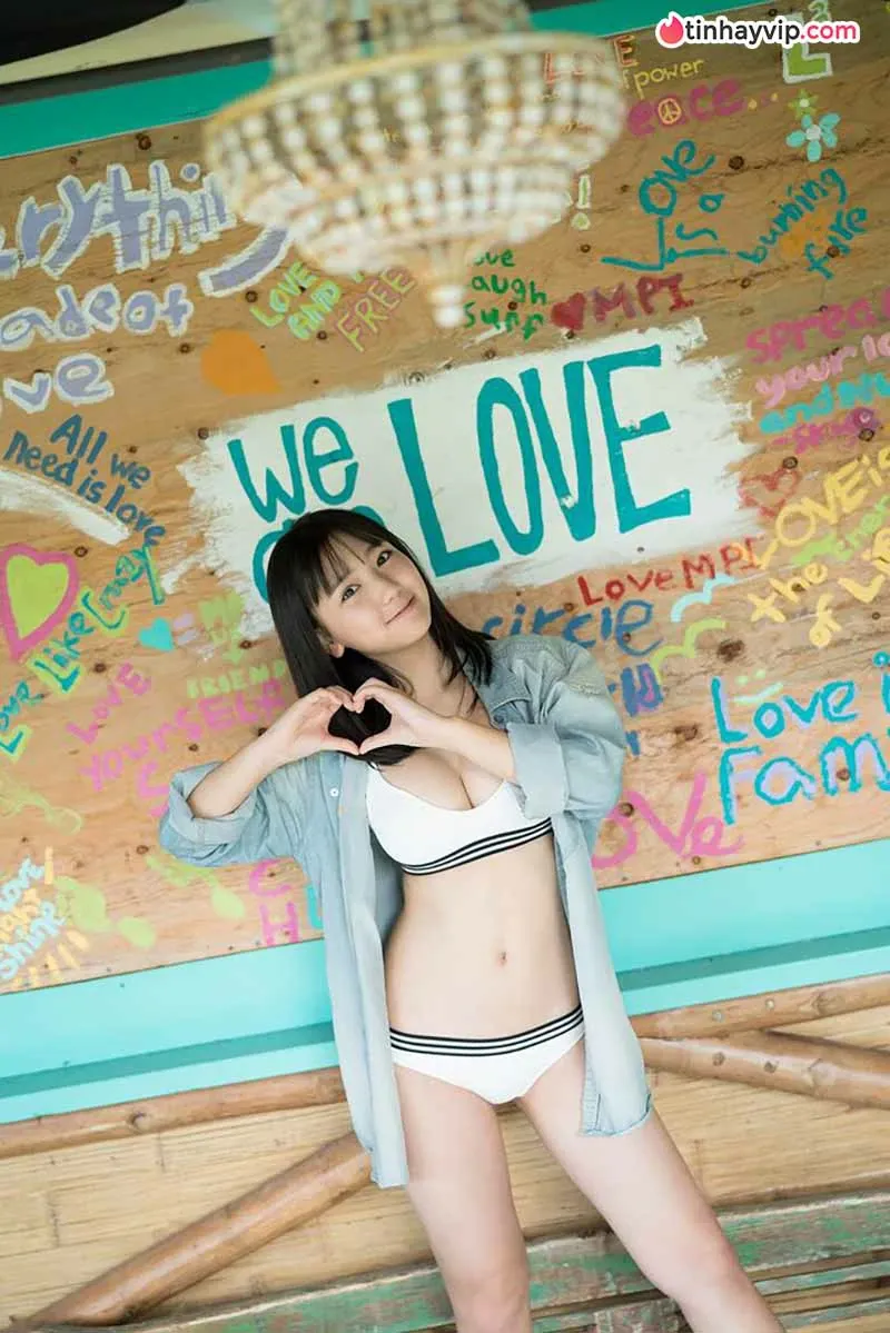 Sawaguchi Aika lộ diện quyến rũ trên Young Magazine