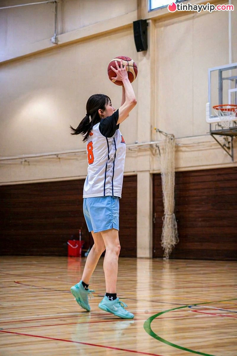 Diễn viên AV Tsujii Honoka bất ngờ được đội tuyển bóng rổ mời thử việc