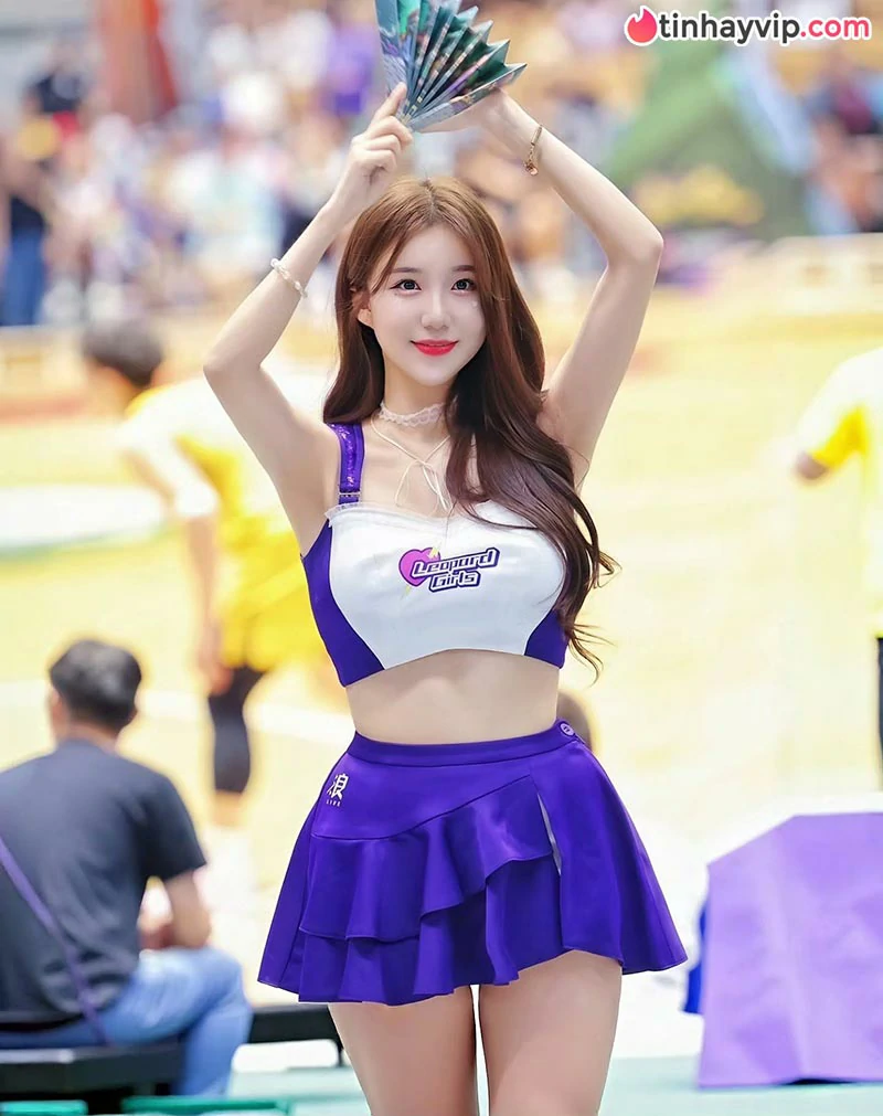 Cận cảnh vũ đạo bốc lửa của nữ thần Kim Hyun Young khiến khán đài bùng nổ