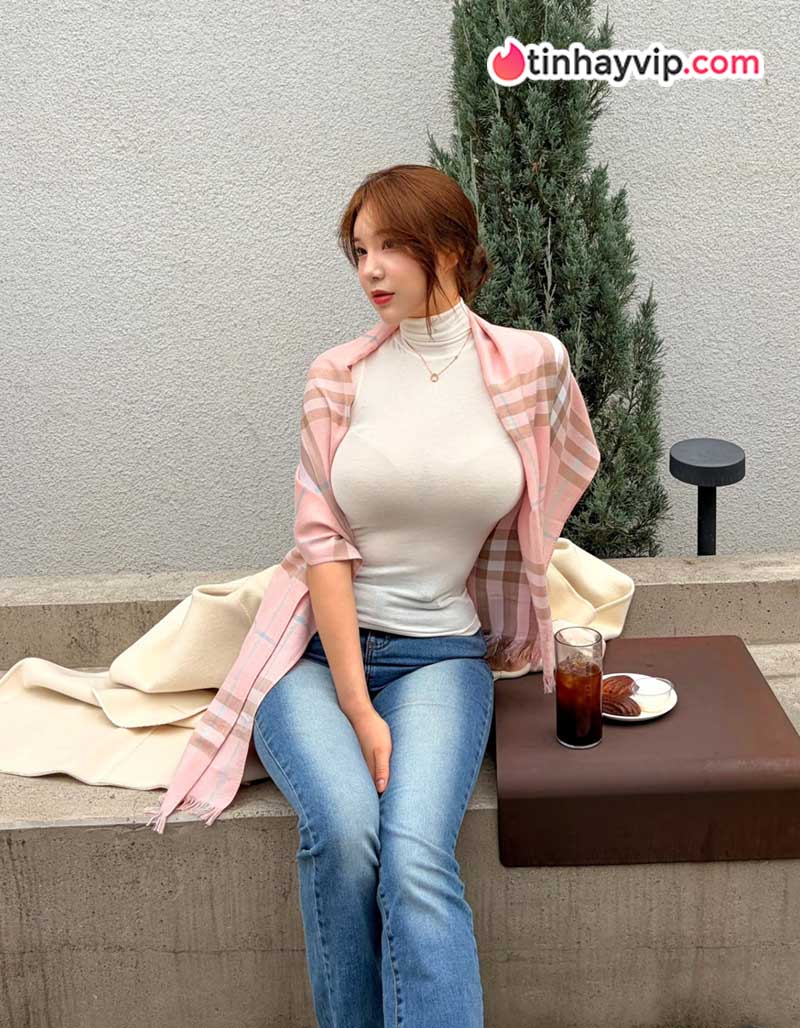 Cận cảnh vũ đạo bốc lửa của nữ thần Kim Hyun Young khiến khán đài bùng nổ