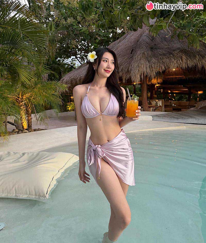 Nữ thần cổ động Wendy gây bão với bộ ảnh bikini trong chuyến nghỉ dưỡng nóng bỏng