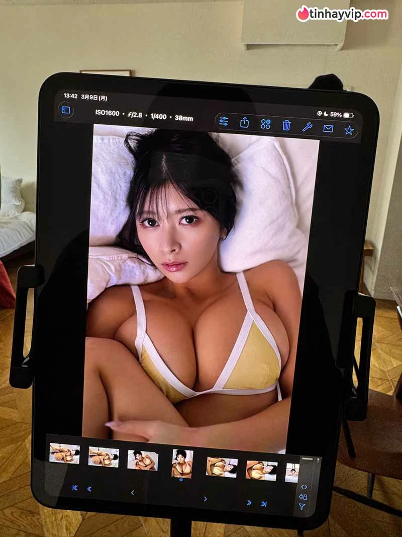 Yamada Ai diện bikini siêu nhỏ khoe vòng một quốc bảo