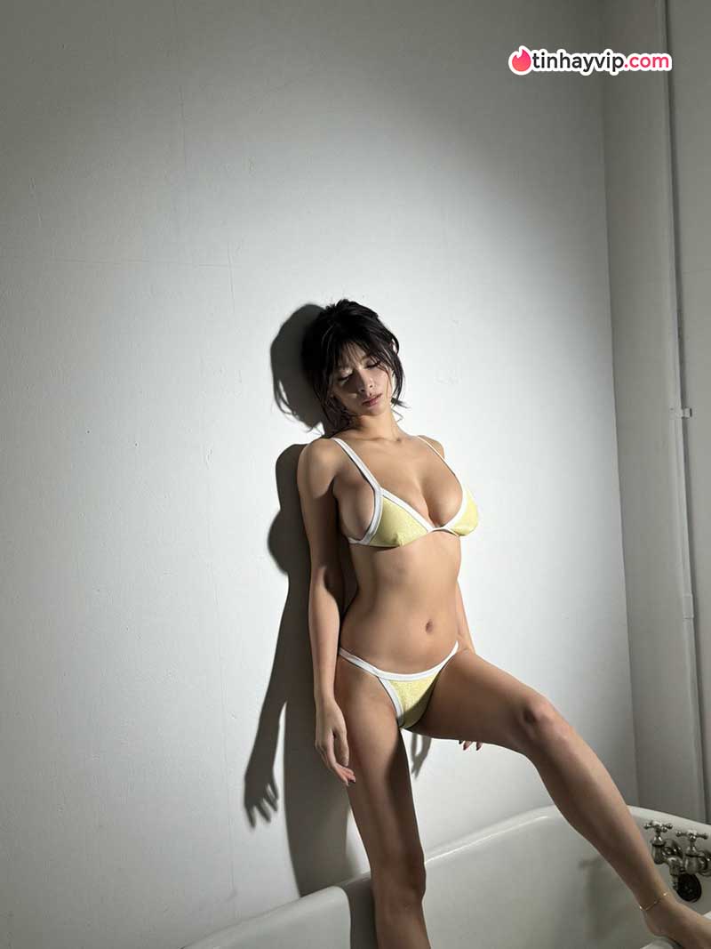 Yamada Ai diện bikini siêu nhỏ khoe vòng một quốc bảo