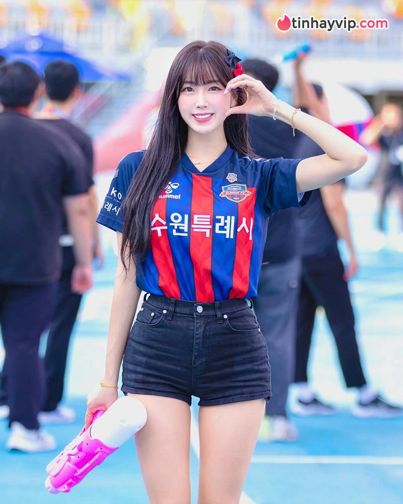 Ahn Ji Hyun tung bộ ảnh kiệm vải khoe trọn đường cong nghẹt thở