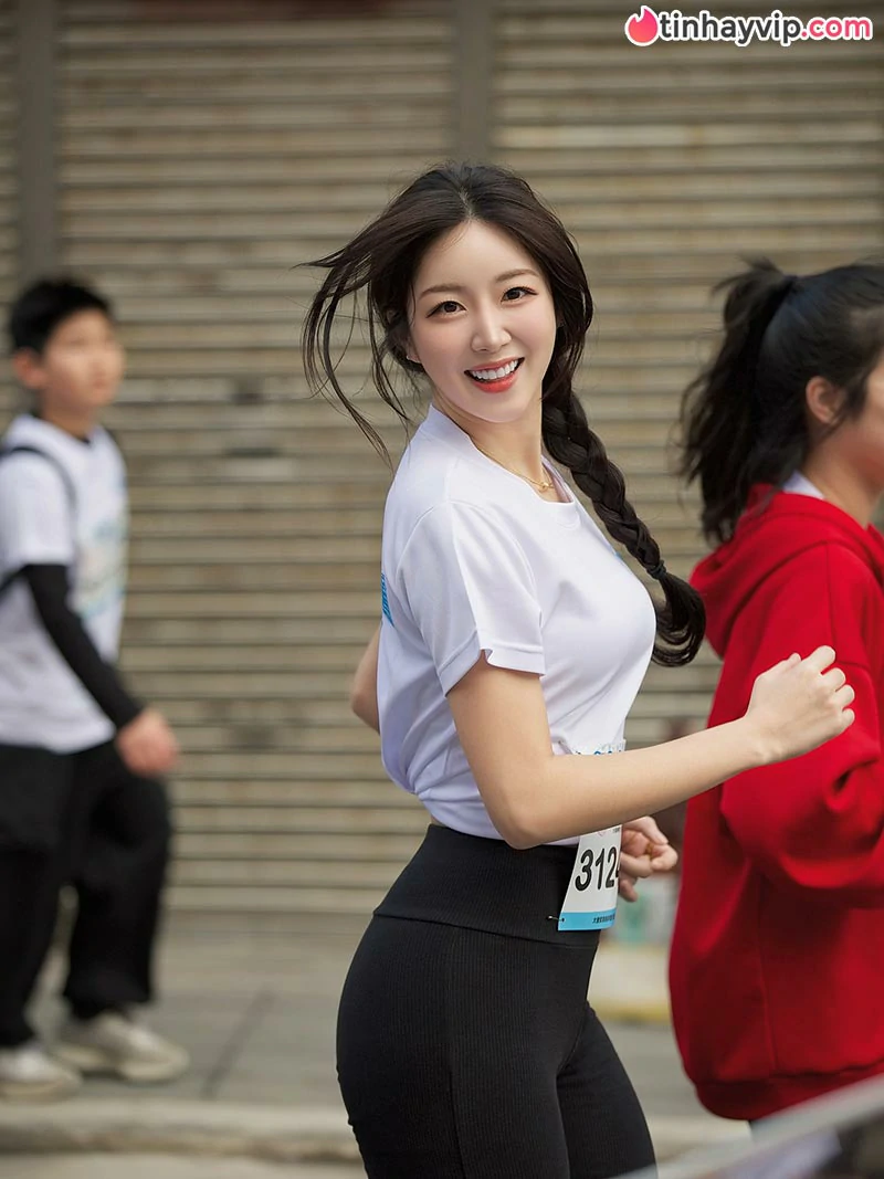 Ahn Ji Hyun tung bộ ảnh kiệm vải khoe trọn đường cong nghẹt thở