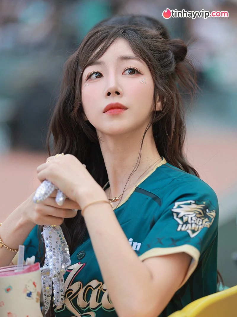 Ahn Ji Hyun tung bộ ảnh kiệm vải khoe trọn đường cong nghẹt thở
