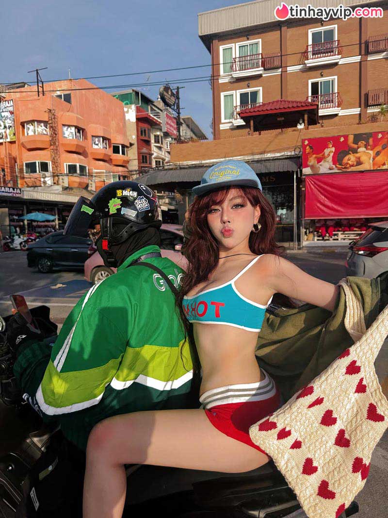Hot TikToker Bảo Khuyên đốt mắt người nhìn với outfit kiệm vải tại xứ Chùa Vàng