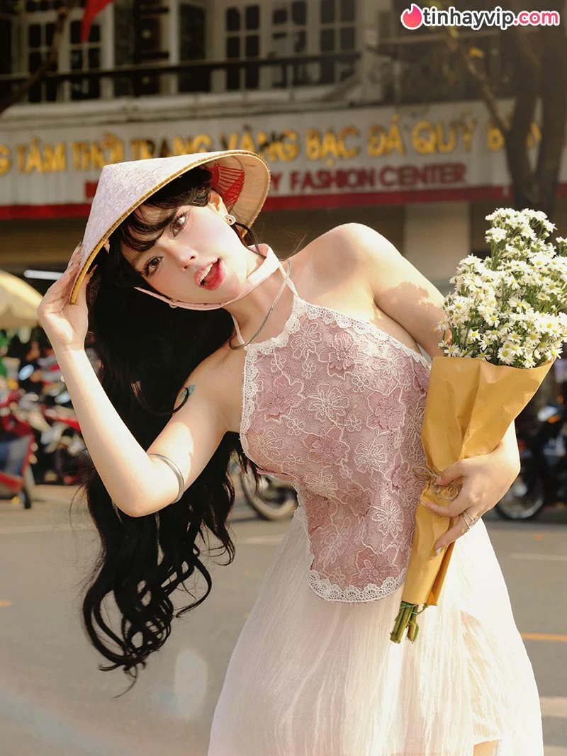 Hot TikToker Bảo Khuyên đốt mắt người nhìn với outfit kiệm vải tại xứ Chùa Vàng