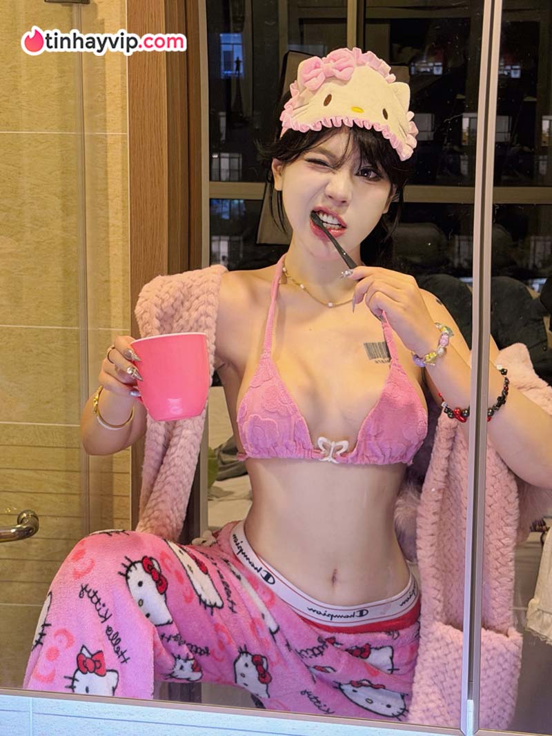 Hot TikToker Bảo Khuyên đốt mắt người nhìn với outfit kiệm vải tại xứ Chùa Vàng