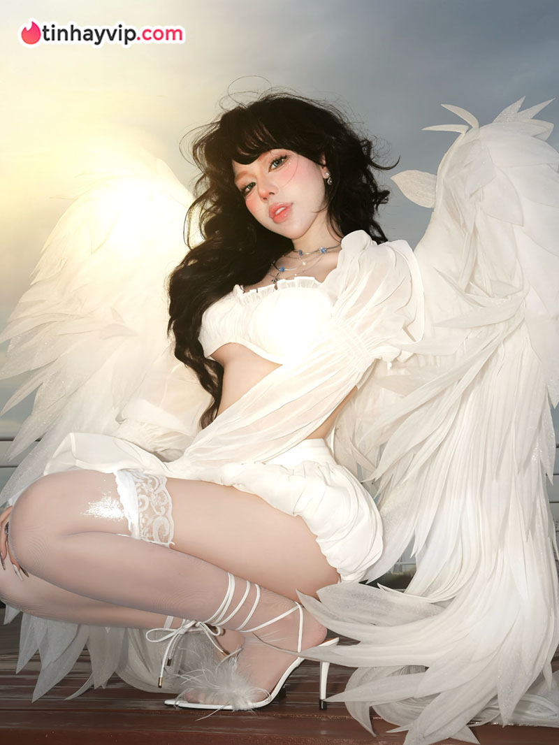 Hot TikToker Bảo Khuyên đốt mắt người nhìn với outfit kiệm vải tại xứ Chùa Vàng
