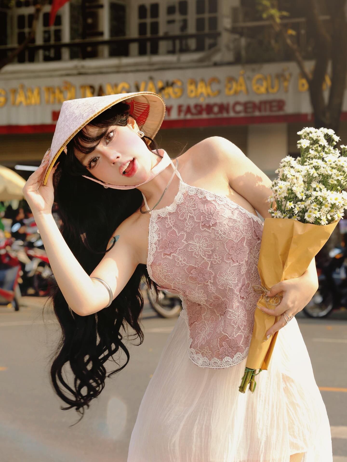 Hot TikToker Bảo Khuyên đốt mắt người nhìn với outfit kiệm vải tại xứ Chùa Vàng
