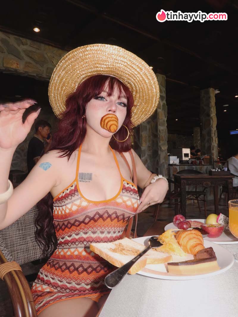 Hot TikToker Bảo Khuyên đốt mắt người nhìn với outfit kiệm vải tại xứ Chùa Vàng