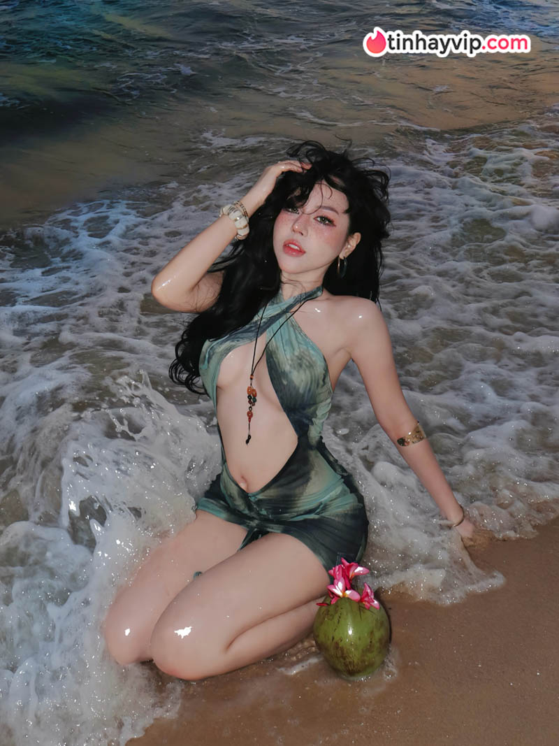 Hot TikToker Bảo Khuyên đốt mắt người nhìn với outfit kiệm vải tại xứ Chùa Vàng