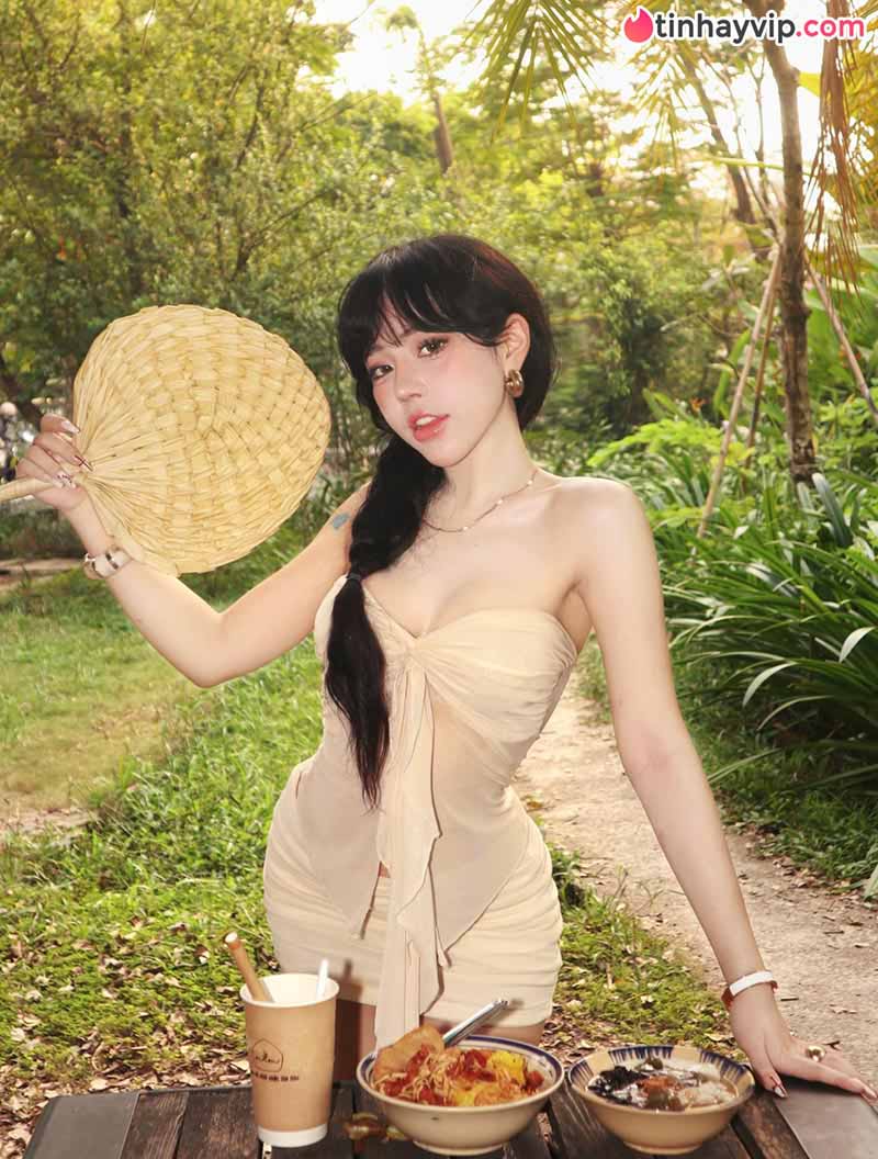 Hot TikToker Bảo Khuyên đốt mắt người nhìn với outfit kiệm vải tại xứ Chùa Vàng