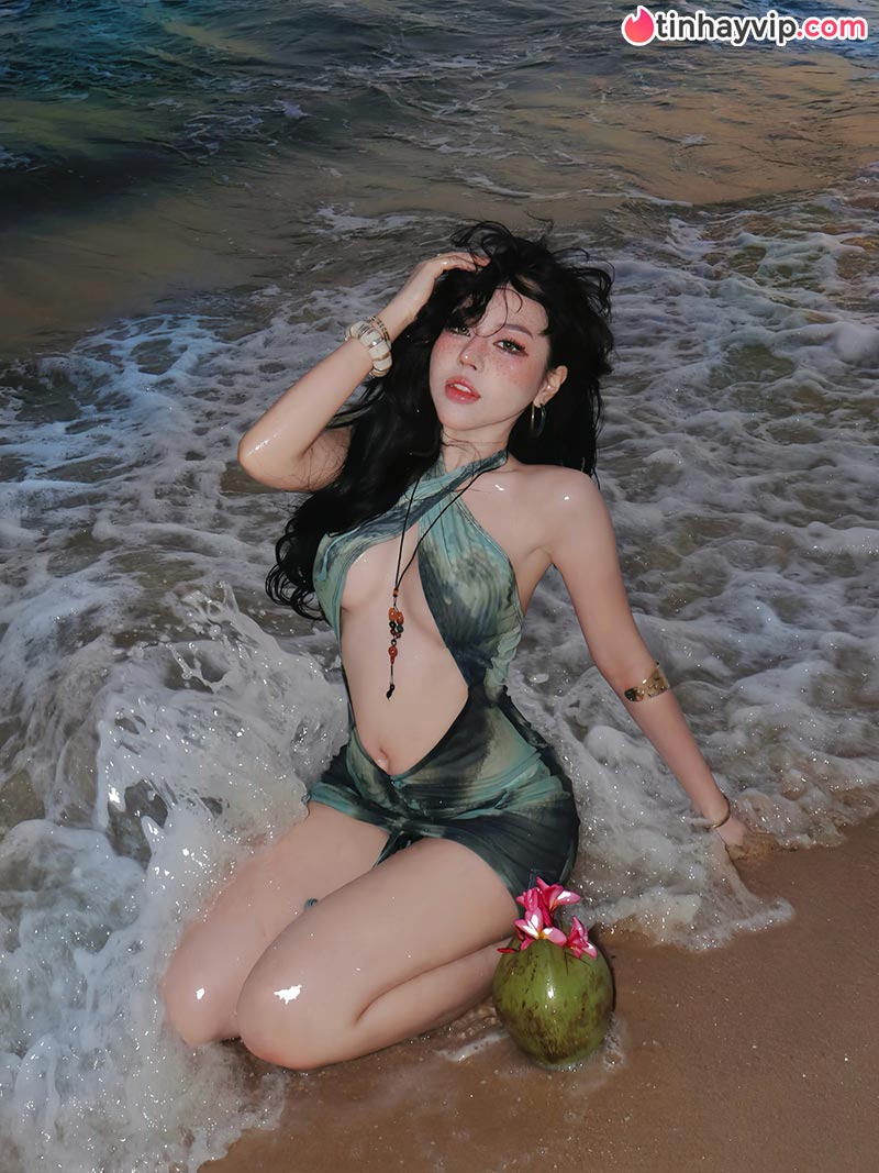 Hot TikToker Bảo Khuyên đốt mắt người nhìn với outfit kiệm vải tại xứ Chùa Vàng