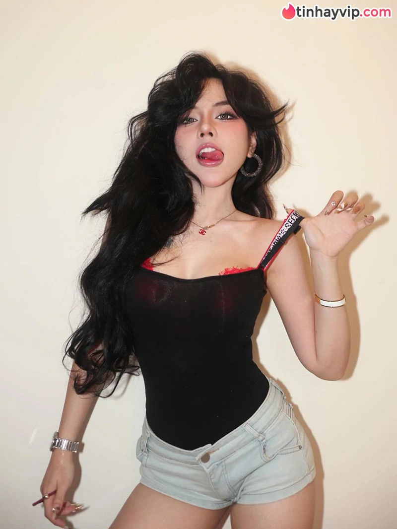 Hot TikToker Bảo Khuyên đốt mắt người nhìn với outfit kiệm vải tại xứ Chùa Vàng