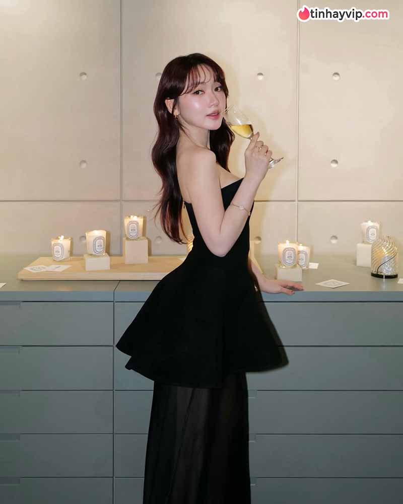 Chloe Nguyen khoe dáng bên biển cùng loạt đồ hiệu sang