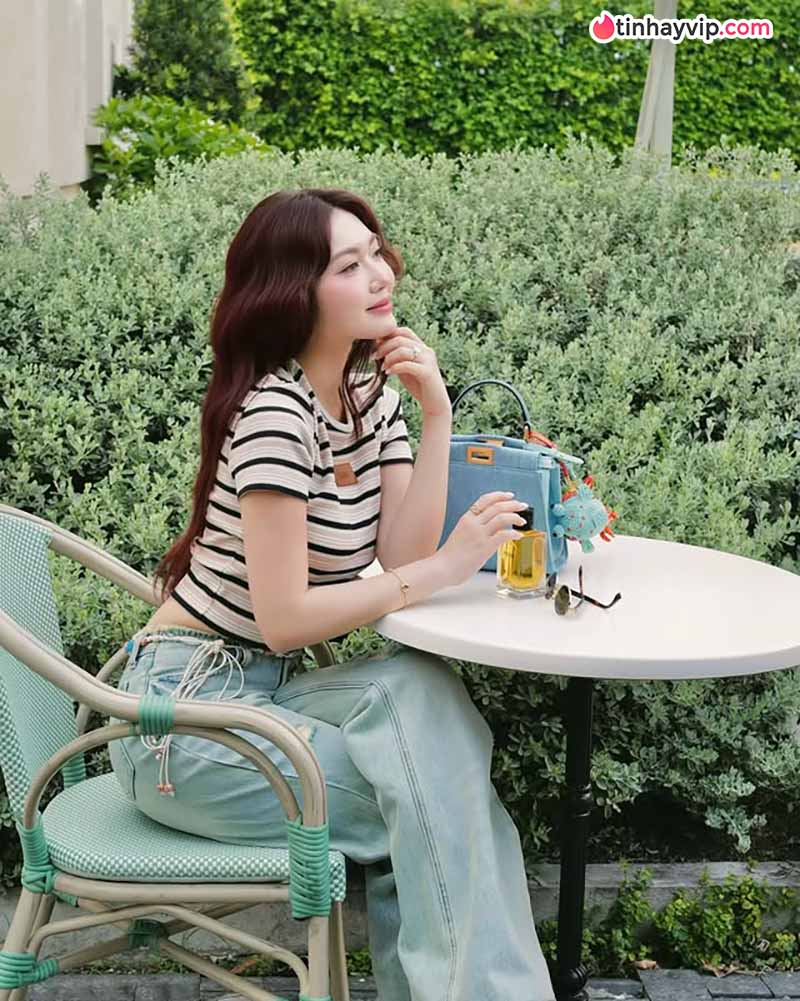 Chloe Nguyen khoe dáng bên biển cùng loạt đồ hiệu sang