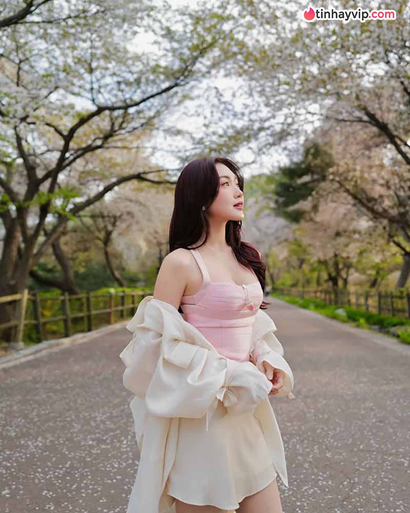 Chloe Nguyen khoe dáng bên biển cùng loạt đồ hiệu sang