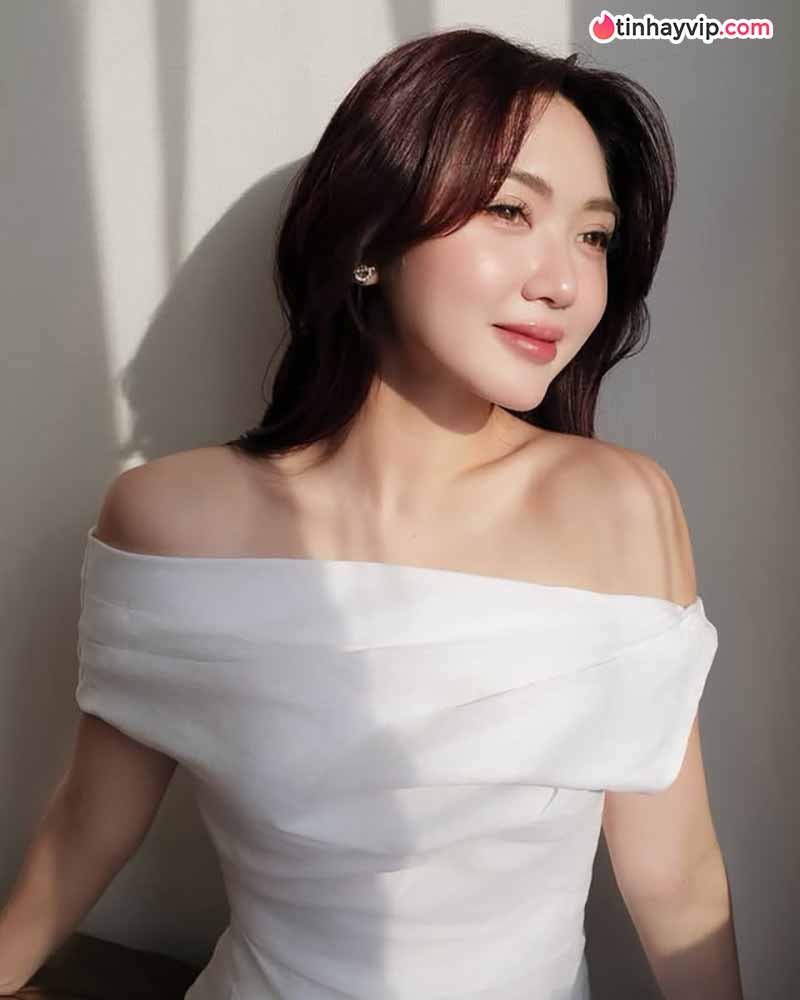 Chloe Nguyen khoe dáng bên biển cùng loạt đồ hiệu sang