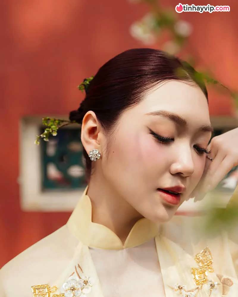 Chloe Nguyen khoe dáng bên biển cùng loạt đồ hiệu sang
