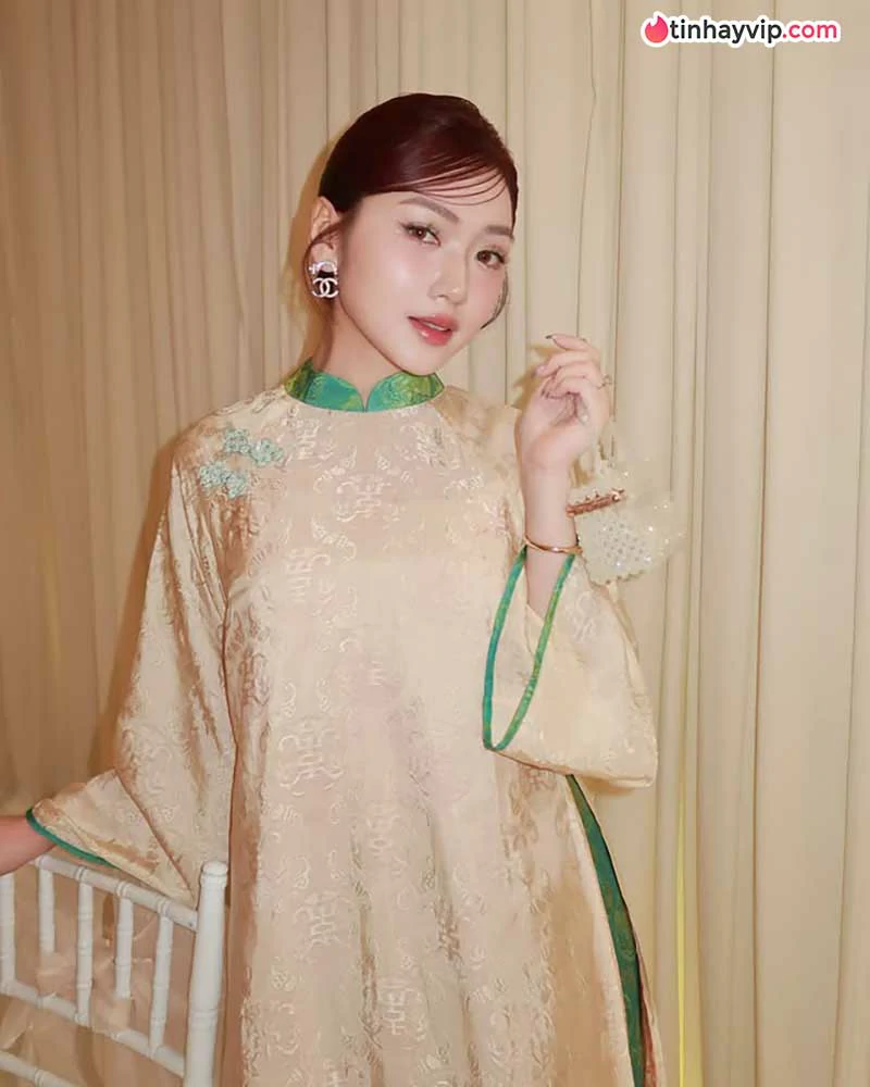 Chloe Nguyen khoe dáng bên biển cùng loạt đồ hiệu sang