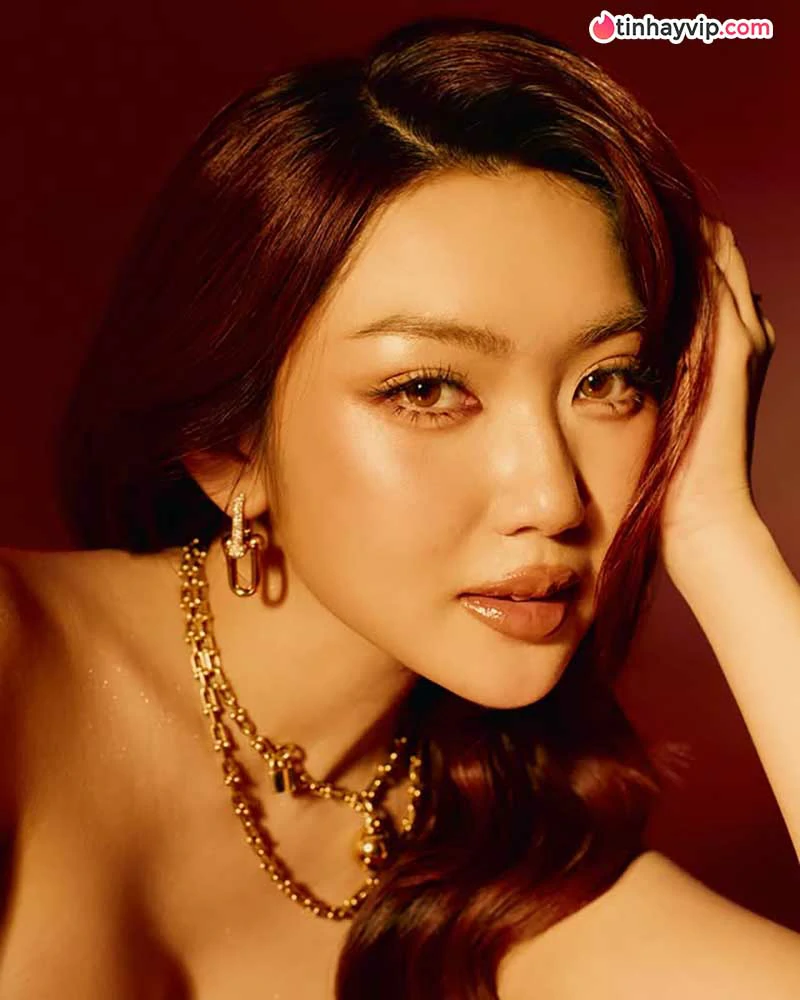 Chloe Nguyen khoe dáng bên biển cùng loạt đồ hiệu sang
