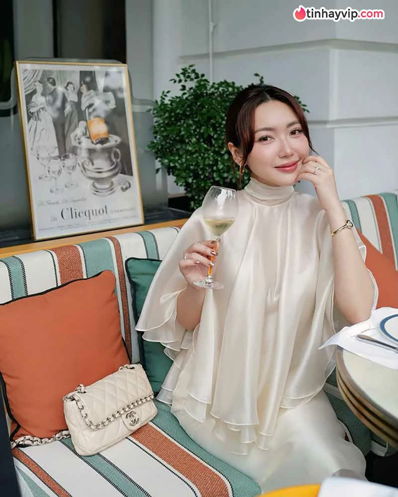 Chloe Nguyen khoe dáng bên biển cùng loạt đồ hiệu sang