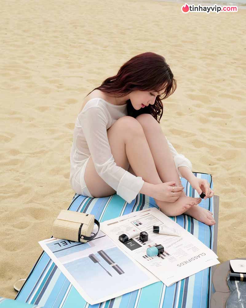 Chloe Nguyen khoe dáng bên biển cùng loạt đồ hiệu sang